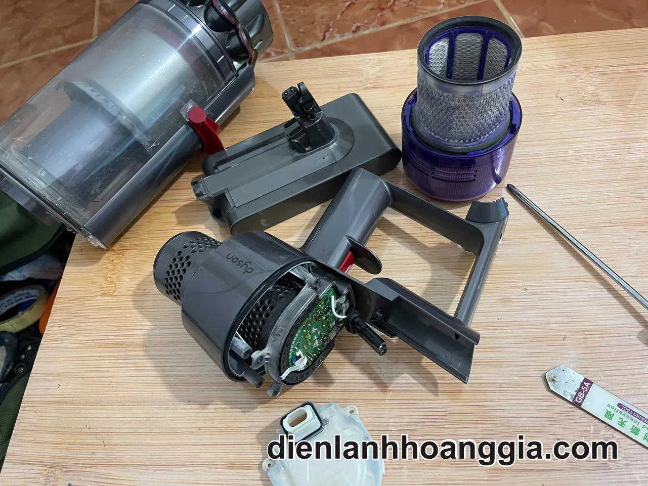 Dịch Vụ Thay Pin Máy Hút Bụi Dyson Chính Hãng Tại Hồ Chí Minh