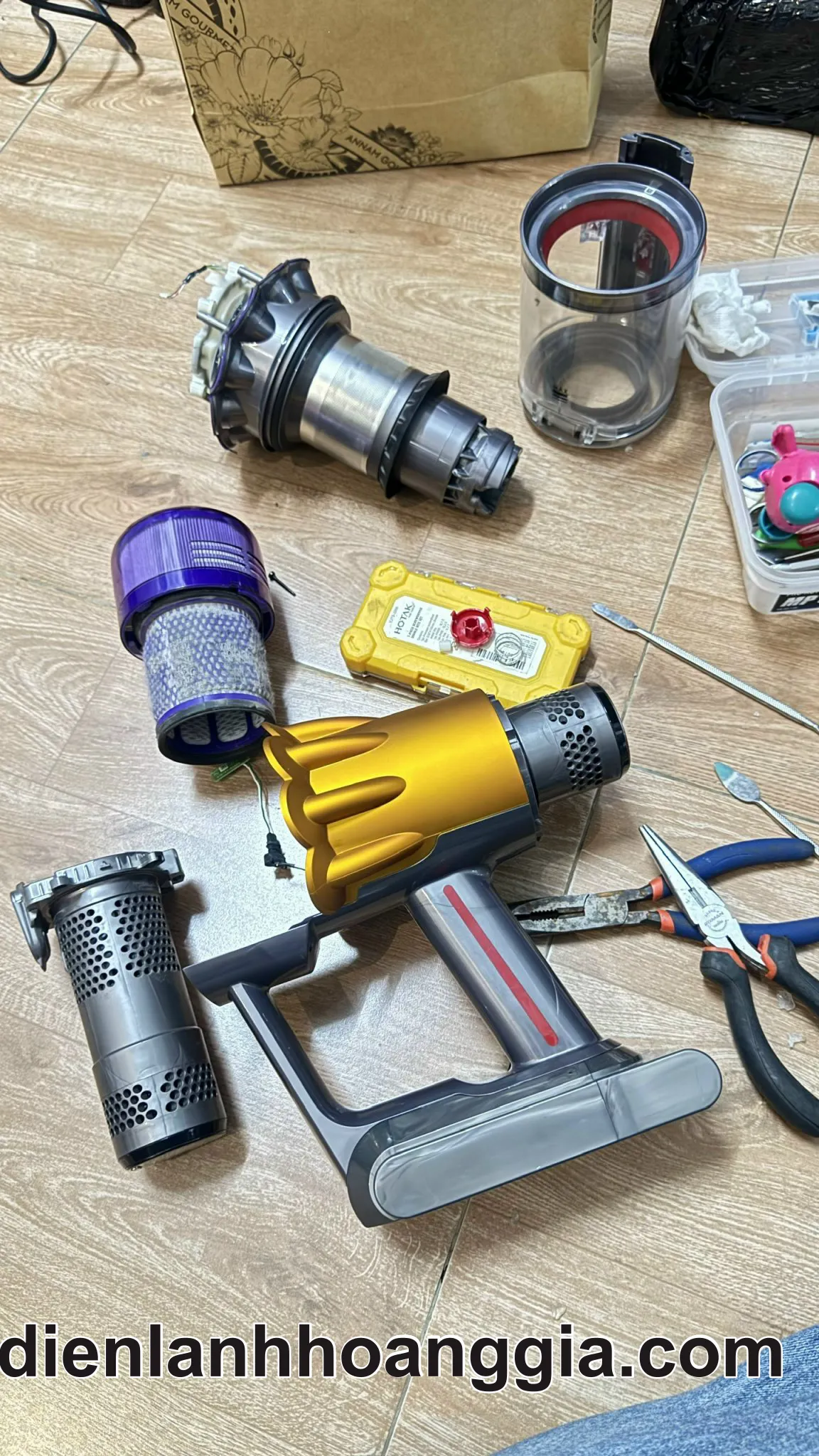 Sửa máy hút bụi Dyson