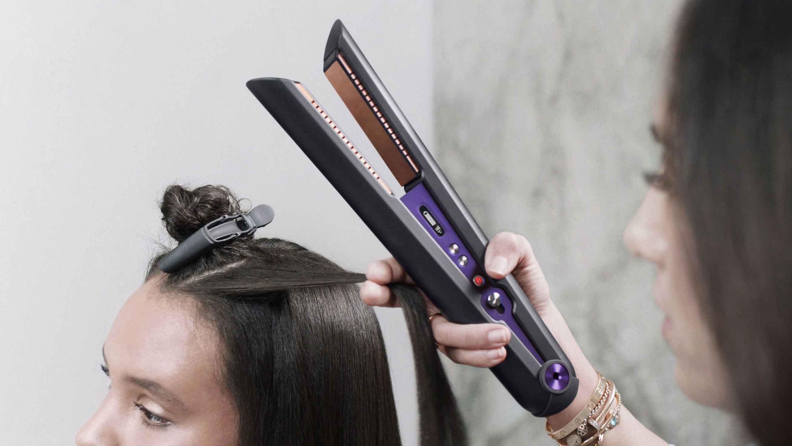 Nơi vệ sinh máy duỗi tóc Dyson