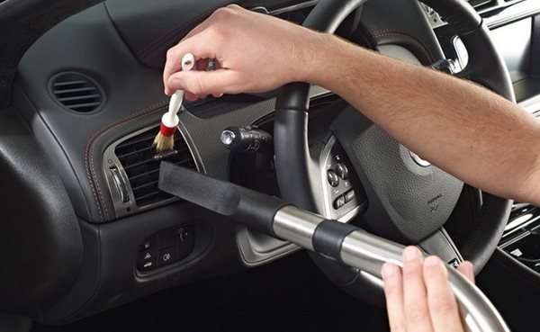 Cách vệ sinh xe hơi với máy hút bụi tại nhà